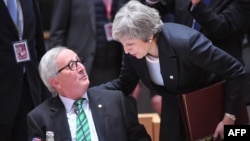 2018年12月13日欧盟委员会主席容克(左)与英国首相特蕾莎·梅会谈