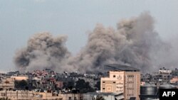 Ảnh chụp từ Rafah miền nam Dải Gaza cho thấy khói bốc lên từ Khan Yunis ở đằng xa sau cuộc không kích của Israeli ngày 5/2/2024.