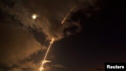 一枚中程弹道飞弹目标从太平洋飞弹靶场发射,随后被美国海军飞弹驱逐舰发射的标准6号飞弹成功拦截。(美国海军/路透社发布)