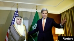 美国国务卿克里站在沙特外交大臣阿德尔旁(2016年5月2日)
