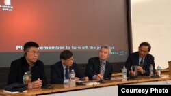 参加哈佛大学"改革开放40年:挑战和机遇"系列研讨会的学者,包括荣剑(右一)和贺卫方(右二)(盛洪推特照片)