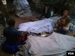 吴先生弟弟的制革厂里,印度工人正在硝制牛皮。(美国之音朱诺拍摄,2016年10月18日)