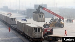 2019年1月14日,工人在北京大红门火车站的火车上卸下集装箱。