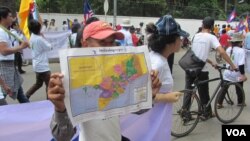 Người Campuchia biểu tình trước Ðại sứ quán Việt Nam