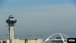 洛杉矶国际机场地标建筑(右)出自黄振捷之手(美国之音国符拍摄)