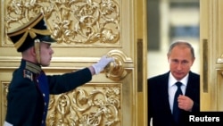 资料照:俄罗斯总统普京在克里姆林宫前去会见“公民社会与人权总统委员会”成员。(2015年10月1日)