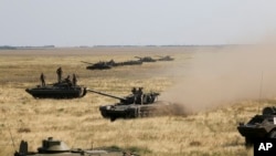 乌克兰坦克驶向克里米亚边界一带(2016年8月12日)