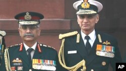 资料照:印度陆军参谋总长纳拉瓦内(左)