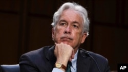 中央情报局局长伯恩斯在国会山举行的参议院听证会上听取有关全球威胁的意见。(2021年4月14日,美联社)