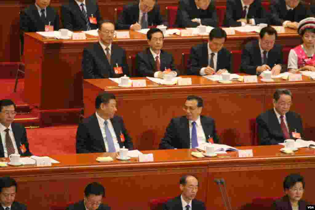 2017年3月12日,人大全体会议上,习近平与李克强交谈(美国之音叶兵,艾伦拍摄)