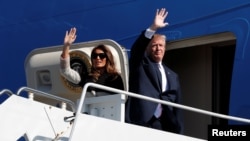 美国总统川普和第一夫人梅拉尼亚乘坐的空军一号抵达东京郊外的美军横田空军基地。(2017年11月5日)