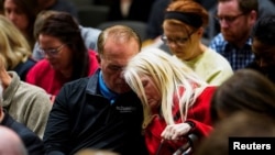 1月30日堪萨斯州威奇塔市政厅内,民众为美国航空客机失事遇难者守夜祈祷。