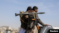 资料照:胡塞武装分子在萨那举行的游行中乘坐一辆皮卡车声援加沙地带的巴勒斯坦人。 (2024年1 月29日)