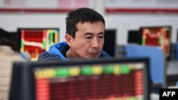 资料照片：中国安徽省阜阳县的股民在观看股票情况。（2024年1月17日）