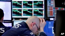 在纽约股票交易所现场工作的专家经纪人马里奥·皮科恩。(2018年4月6日)