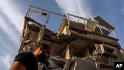 以色列中部城镇蒂拉的一栋建筑遭攻击,造成11人受伤。(2024年11月2日)