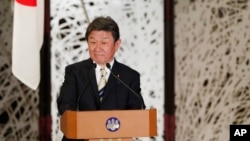 日本外相茂木敏充和中国外长王毅(不在图内)在东京举行的联合记者会上。(2020年11月24日)