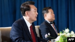 2024年11月15日,韩国总统尹锡悦在秘鲁利马举行的亚太经合组织(APEC)领导人峰会期间与美国总统拜登和日本首相石破茂举行三方会议。