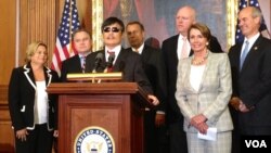 陈光诚星期三在国会山会晤两党国会议员(图片来源:VOA卫视记者 方方)