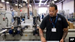 Một công nhân lắp ráp các vật liệu xây dựng tại Philadelphia.