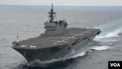 目前能搭载14艘直升机的“出云号”被中国等称为准航母 (日本海上自卫队档案图片)