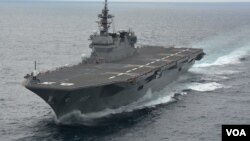 目前能搭载14艘直升机的“出云号”被中国等称为准航母 (日本海上自卫队档案图片)