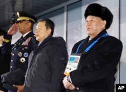 2018年2月25日,朝鲜代表团团长金英哲在韩国平昌与韩国宪法法院院长、驻韩国美军司令文森特·布鲁克斯共同出席平昌冬奥会闭幕式。