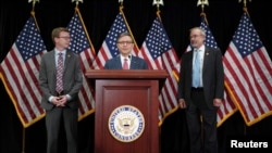 美国众议院共和党领导人会议结束后举行的新闻发布会上,美国众议院议长麦克·约翰逊与众议员达斯蒂·约翰逊、安迪·哈里斯站在一起发表讲话。(路透社:2024年11月13日)