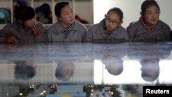 在政府组织的记者参观期间,西藏拉萨一所职业学校的学生在听老师讲课。(2015年11月19日)