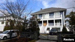 在联邦调查局按计划对拜登位于特拉华州里霍博斯海滩市的度假别墅进行了搜查后,美国特勤局人员守卫着这处住宅。(2023年2月1日)