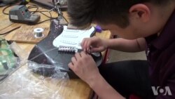 学生制作吉他学习科学知识 学生制作吉他学习科学知识