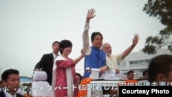 日本首相官邸周四公开了安倍在印度两天来到处受欢迎的录像。(美国之音驻东京特约记者歌篮提供)