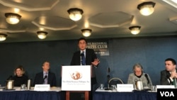 在华盛顿全国记者俱乐部举办的活动上,日本驻美国大使馆经济事务部参赞Shige Watanabe(中间)表示,美中两国的贸易纠纷已经对日本企业产生了不利影响。(2018年12月19日)