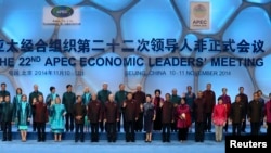 11月10日,参加北京APEC峰会的各国领导人偕夫人在北京水立方拍的全家福。