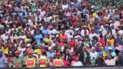 Vamwe vatsigiri veZanu-PF vachiimba kuti "Siyanai Naye Chiwenga" kumarinda eHeroes Acre pakuvigwa kwegamba renyika VaJustin Mupamhanga. 