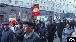 2012年11月7日共产党人在莫斯科市中心游行纪念十月革命。明年是十月革命百年纪念,许多俄罗斯人现在想重返苏联时代。(美国之音白桦拍摄)