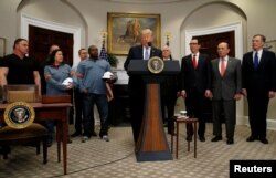 美国副总统彭斯、财政部长努钦、商务部长罗斯和美国贸易代表莱特希泽参加了川普总统在白宫签署征收钢铝关税宣言的仪式。(2018年3月8日)