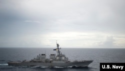 美国海军迪凯特号驱逐舰2016年10月13日在南中国海巡航 (美国海军照片)