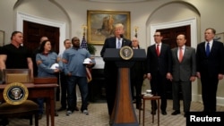 美国副总统彭斯、财政部长姆努钦、商务部长罗斯和美国贸易代表莱特希泽参加了川普总统在白宫签署征收钢铝关税宣言的仪式(2018年3月8日)。其中财政部长姆努钦、商务部长罗斯和美国贸易代表莱特希泽定于5月3号启程前往中国访问。