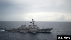 美国海军迪凯特号驱逐舰2016年10月13日在南中国海巡航 (美国海军照片)