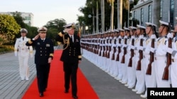 时任广州军区副司令员兼南海舰队司令员的沈金龙陪同新西兰皇家海军司令杰克·斯蒂尔少将在湛江检阅仪仗队。(2015年1月14日)