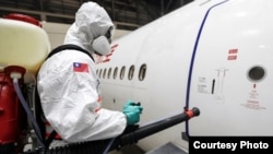资料照:2020年3月13日,台湾防化兵在对从武汉飞抵桃园机场的包机进行防疫消毒作业。(照片来源:台湾国防部军闻社)
