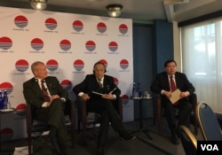 美国海军上将丹尼斯·布莱尔(左一)、韩国陆军中将(右一)2018年3月22日在华盛顿出席推演报告发布会(美国之音叶林拍摄)