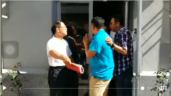 2016年7月26日,胡德华在炎黄春秋杂志社驱赶侵占该社的官方人员。(网友提供)