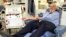 FILE - James Harrison, yang berjasa menyelamatkan 2,4 juta bayi melalui sumbangan plasma darahnya yang memecahkan rekor selama beberapa dekade, sedang mendonorkan darahnya di pusat donor di Sydney, Mei 2011. (Australian Red Cross Lifeblood via AP)