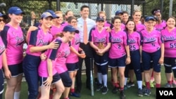 2017年6月21日第九届美国国会女子垒球赛,众议院议长瑞安与国会女记者“坏消息宝贝队”比赛前合影。 (美国之音久岛摄)