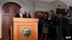 Chủ tịch Ủy ban Nobel Na Uy, ông Thorbjorn Jagland, công bố nhà hoạt động giáo dục Malala Yousafzai, người Pakistan, và nhà tranh đấu cho quyền của trẻ em Kailash Satyarthi được trao giải Nobel Hòa bình 2014 tại Viện Nobel, ngày 10 tháng 10 năm 2014.