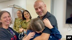 2023年11月26日星期日，被释放的人质希拉·罗特姆-肖沙尼在以色列与她的叔叔团聚。 （以色列陆军提供图片，美联社转发）