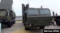 2014年莫斯科武器展览中展出的S-400防空导弹系统。(美国之音白桦摄)
