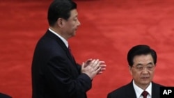 习近平胡锦涛(右)在共青团成立90周年大会上(资料照)